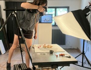 Laura Jonneskindt dans son studio en plein shooting de photos culinaires